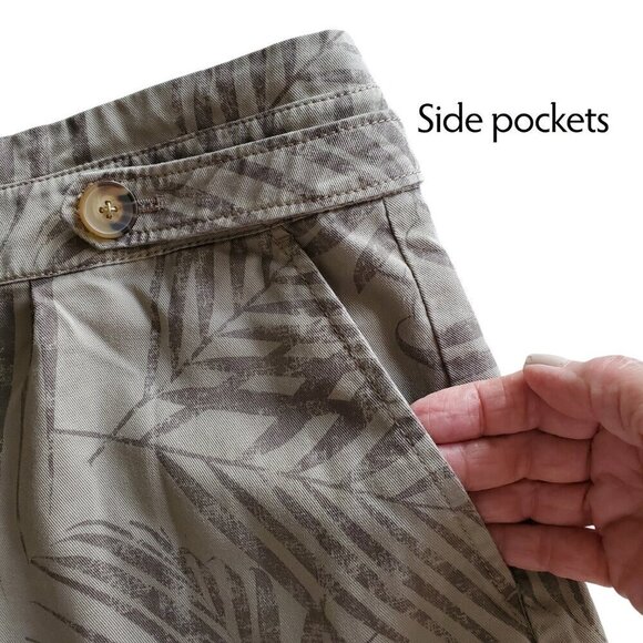 White House Black Market NWOT The Short High Rise Khaki Palm Print Size 14 - Picture 5 of 16